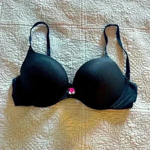 Betsy Johnson 34C Black padded bra slight push up Feminine and sexy classic